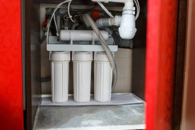  Ters ozmoz su arıtma sistemi evde. Mutfak altında su arıtma filtreleri yüklemesini lavabo dolapta. Temiz su kavramı