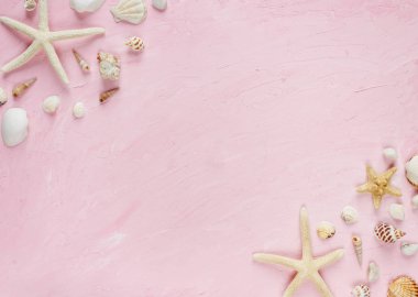 Deniz kabukları ve denizyıldızı desenine pembe bir arka plan. Seyahat, tatil, turizm kavramı, yaz arka plan