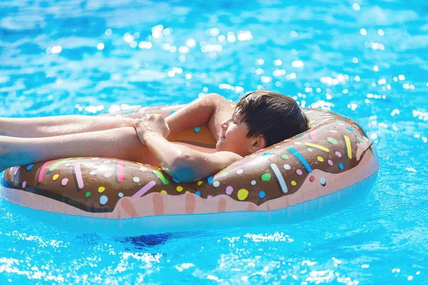 Счастливый Маленький Мальчик Подросток Лежит Надувном Пончиковом Кольце Бассейне Активные — стоковое фото