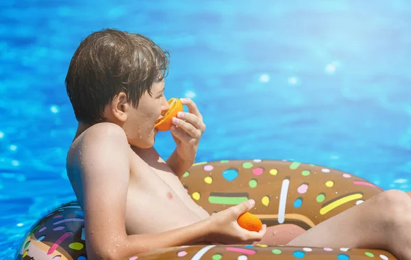 Милый Мальчик Забавном Надувном Пончиковом Кольце Бассейне Апельсинами Мбаппе Учится — стоковое фото