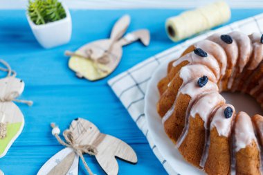  Mutlu Paskalyalar! Havlu, yumurta, ahşap tavşan rabit mavi ahşap arka plan olarak el yapımı kek. Paskalya tatili için dekorasyon