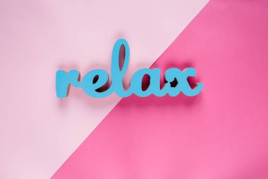 Pembe arka planda rahatla