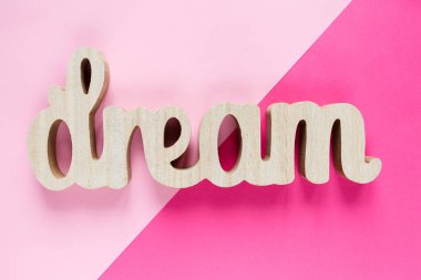 Pembe arka planda kelime rüyası