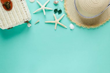 Tropic düz hasır şapka, çanta, deniz yıldızı, kabukları, tekne, küpe yeşil zemin üzerinde yatıyordu. Yaz moda trendy düz yatıyordu, tatil, seyahat kavramı. Kopya alanı ile üstten görünüm. 