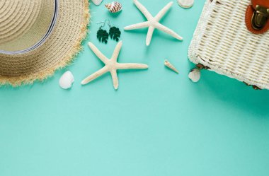 Tropic düz hasır şapka, çanta, deniz yıldızı, kabukları, tekne, küpe yeşil zemin üzerinde yatıyordu. Yaz moda trendy düz yatıyordu, tatil, seyahat kavramı. Kopya alanı ile üstten görünüm. 