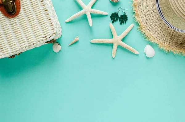 Tropic Flat Lay Straw Hat Bag Starfish Shells Boat Earrings — Stock Photo, Image