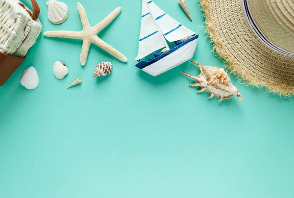 Plato Plano Tropical Con Sombrero Paja Bolsa Estrella Mar Conchas — Foto de Stock
