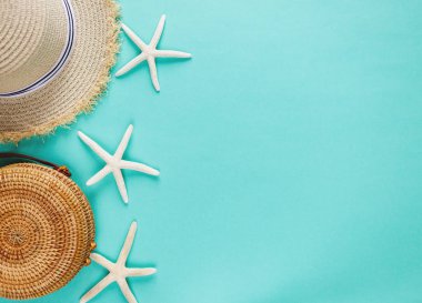 Tropik daire yeşil arka planda deniz yıldızı, kabukları, tekne ile yatıyordu. Yaz moda düz yatıyordu, tatil, seyahat kavramı. Kopya alanı ile üst görünüm. 