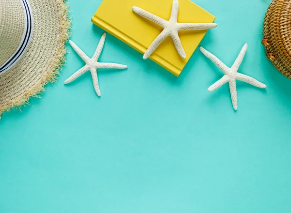 Tropic Flat Lay Starfish Shells Boat Green Background Summer Fashion — Stock Photo, Image
