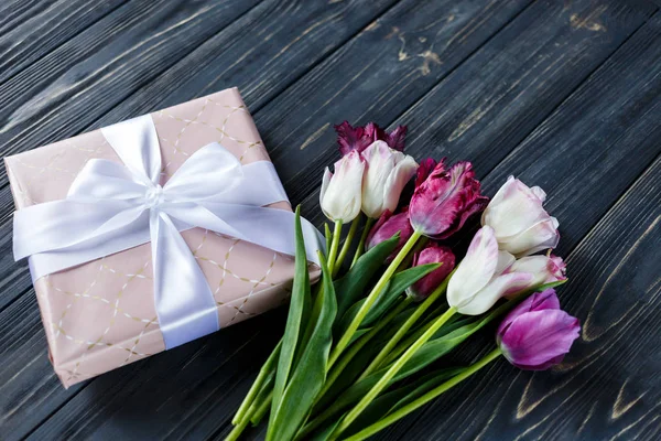 Kleurrijke Mooie Roze Violet Tulpen Grijze Houten Tafel Valentines Voorjaar — Stockfoto