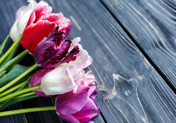 Kleurrijke Mooie Roze Violet Tulpen Grijze Houten Tafel Valentines Voorjaar — Stockfoto