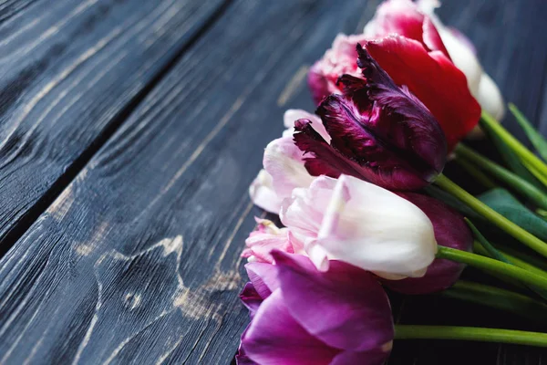 Kleurrijke Mooie Roze Violet Tulpen Grijze Houten Tafel Valentines Voorjaar — Stockfoto