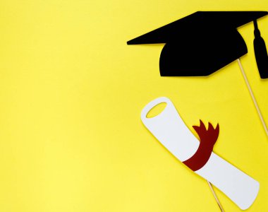Mezuniyet photobooth aksesuarlar ile yaratıcı arka plan: şapka, diploma, Gözlük, dudakları parlak sarı Kağıt arka plan üzerinde. Eğitim, çalışma kavramı. 