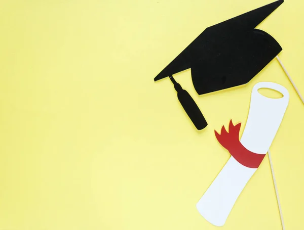 Sfondo Creativo Con Cabina Fotografica Puntelli Laurea Cappelli Diploma Occhiali — Foto Stock