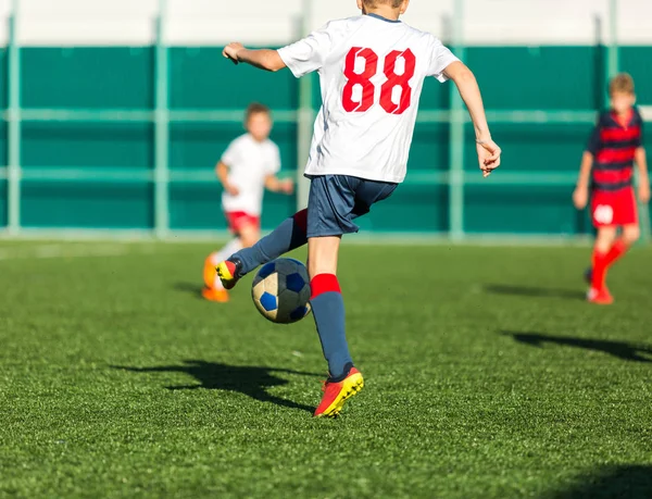 Pojkar Röd Vit Sportkläder Körs Fotbollsplan Unga Fotbollsspelare Dribbla Och — Stockfoto