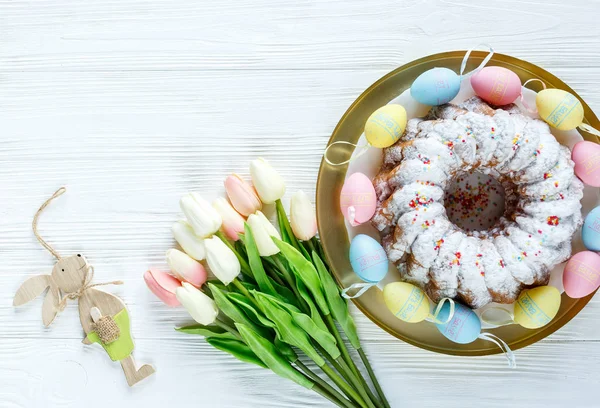 Feliz Pascua Bandeja Dorada Con Pastel Huevos Coloridos Pintados Mano — Foto de Stock