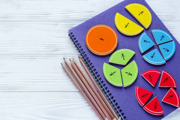 Fractions Lumineuses Colorées Mathématiques Sur Table Bois Blanc Mathématiques Intéressantes — Photo