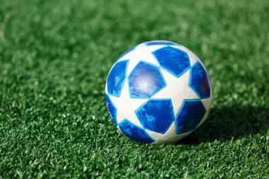 Kiev, Ukrayna 16 Şubat 2019: Resmi maç topu Uefa Şampiyonlar Ligi sezon oyun öncesi çimlerin üzerine 2018/19 Adidas Finale en iyi eğitim. Futbol çok popüler spordur 