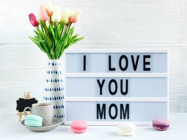 Başlık ile lightbox Beyaz ahşap masada Anne seviyorum. Anneler günü arka plan