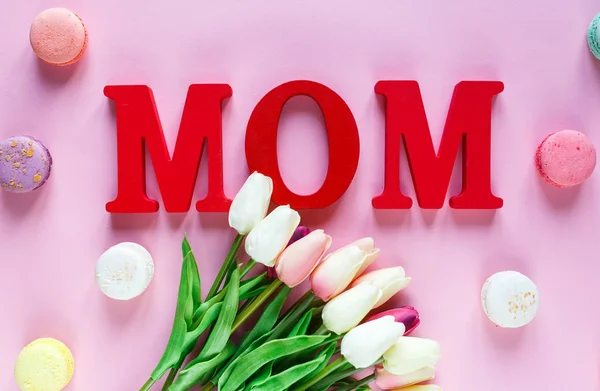 Woord Moeder Van Rode Letters Tedere Tulpen Macaroons Roze Achtergrond — Stockfoto