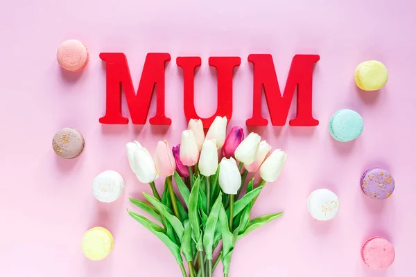Woord Mum Van Rode Letters Tedere Tulpen Macaroons Roze Achtergrond — Stockfoto