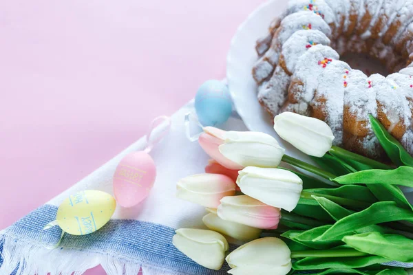Feliz Pascua Gran Plato Con Pastel Huevos Coloridos Pintados Mano — Foto de Stock