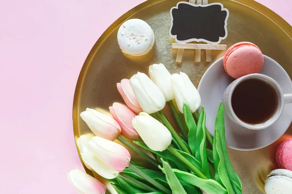 Bandeja Dorada Con Macarrones Tulipanes Taza Café Sobre Fondo Rosa — Foto de Stock