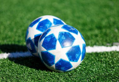 Kiev, Ukrayna 16 Şubat 2019: Resmi maç topu Uefa Şampiyonlar Ligi sezon oyun öncesi çimlerin üzerine 2018/19 Adidas Finale en iyi eğitim. Futbol çok popüler spordur 