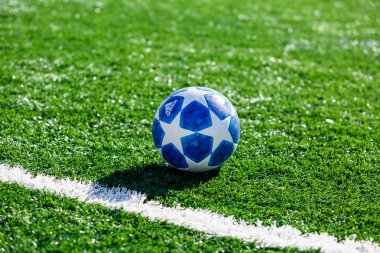 Kiev, Ukrayna 16 Şubat 2019: Resmi maç topu Uefa Şampiyonlar Ligi sezon oyun öncesi çimlerin üzerine 2018/19 Adidas Finale en iyi eğitim. Futbol çok popüler spordur 