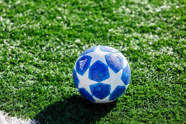 Kiev, Ukrayna 16 Şubat 2019: Resmi maç topu Uefa Şampiyonlar Ligi sezon oyun öncesi çimlerin üzerine 2018/19 Adidas Finale en iyi eğitim. Futbol çok popüler spordur 