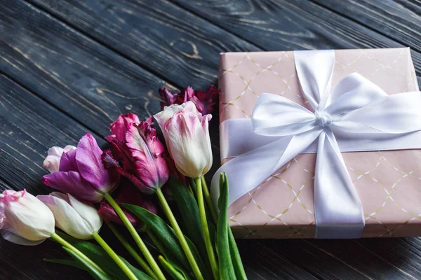 Verse Violet Licht Roze Tulpen Cadeau Met Strik Houten Achtergrond — Stockfoto