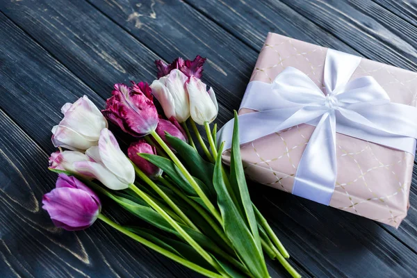 Verse Violet Licht Roze Tulpen Cadeau Met Strik Houten Achtergrond — Stockfoto