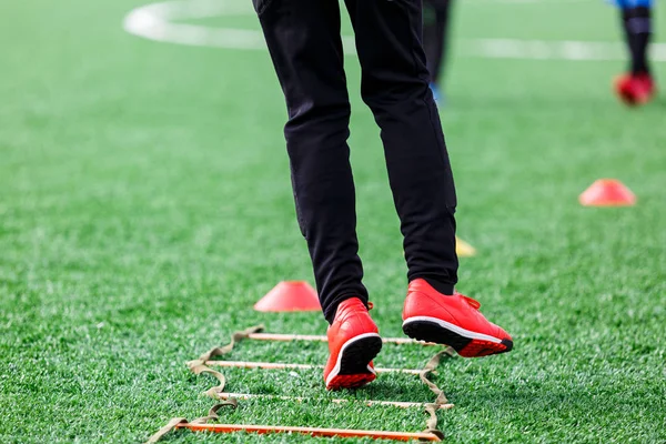 Jungen Weißer Sportbekleidung Laufen Auf Dem Fußballplatz Junge Fußballer Dribbeln — Stockfoto