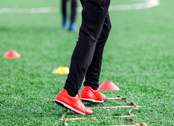 Rapazes Sportswear Branco Correr Campo Futebol Jovens Futebolistas Driblam Treinamento — Fotografia de Stock