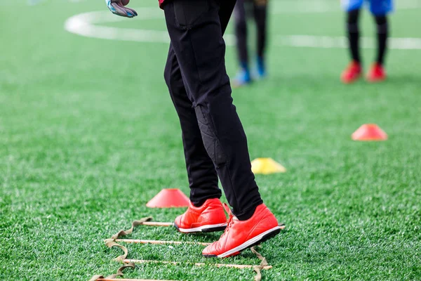 Pojkar Vit Vit Sportkläder Körs Fotbollsplan Unga Fotbollsspelare Dribbla Aktiv — Stockfoto