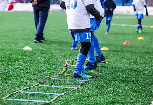 Fiú Fehér Fehér Sportruházat Fut Focipálya Fiatal Labdarúgók Csöpög Képzés — Stock Fotó