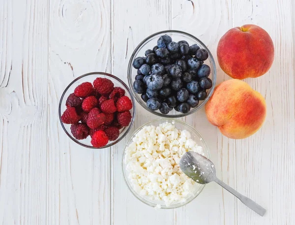 Gesunde Mahlzeit Mit Bio Quark Frischen Himbeeren Blaubeeren Pfirsich Auf — Stockfoto