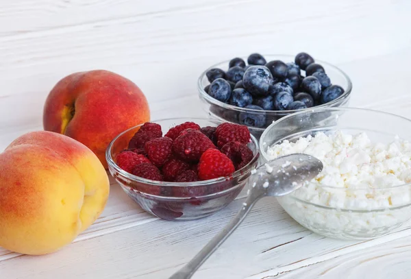 Gesunde Mahlzeit Mit Bio Quark Frischen Himbeeren Blaubeeren Pfirsich Auf — Stockfoto