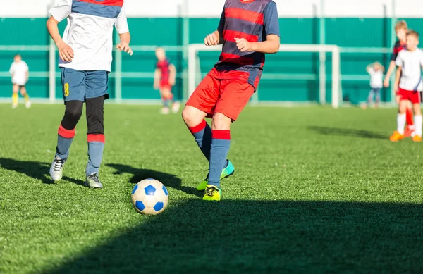 Pojkar Röd Vit Sportkläder Körs Fotbollsplan Unga Fotbollsspelare Dribbla Och — Stockfoto