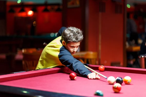 Garoto Bonito Camiseta Amarela Joga Bilhar Piscina Clube Young Kid — Fotografia de Stock