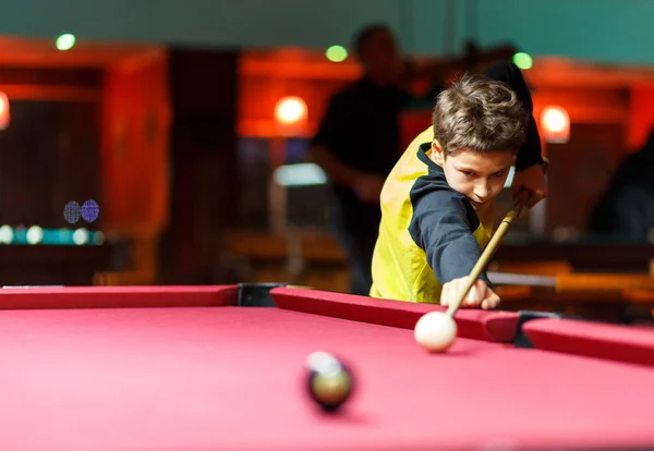 Garoto Bonito Camiseta Amarela Joga Bilhar Piscina Clube Young Kid — Fotografia de Stock