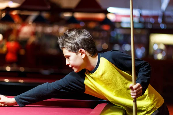 Garoto Bonito Camiseta Amarela Joga Bilhar Piscina Clube Young Kid — Fotografia de Stock