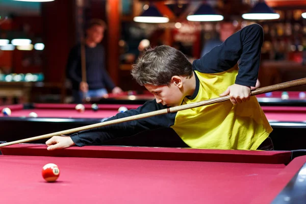 Garoto Bonito Camiseta Amarela Joga Bilhar Piscina Clube Young Kid — Fotografia de Stock