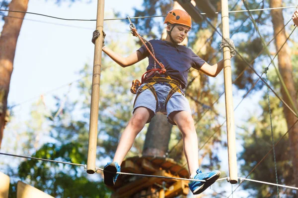 Sportowy Młody Ładny Chłopiec Białe Koszulki Spędza Czas Adventure Park — Zdjęcie stockowe