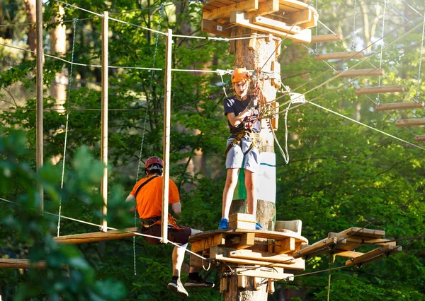 Sportowy Młody Ładny Chłopiec Białe Koszulki Spędza Czas Adventure Park — Zdjęcie stockowe