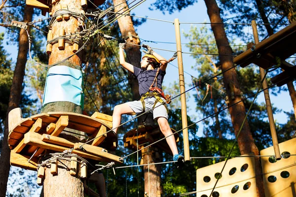 Sportowy Młody Ładny Chłopiec Białe Koszulki Spędza Czas Adventure Park — Zdjęcie stockowe