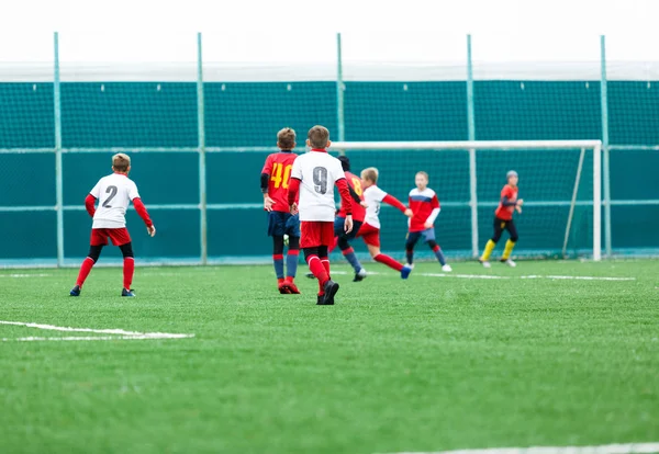 Piłka Nożna Szkolenia Piłki Nożnej Dla Dzieci Chłopiec Biegnie Kopnięć — Zdjęcie stockowe