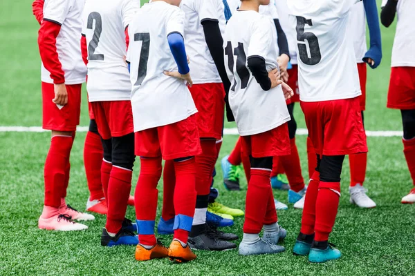 足球训练 孩子们的足球 身穿白色和红色运动服的男孩足球运动员一起站在足球场上 积极的生活方式 儿童活动理念 — 图库照片