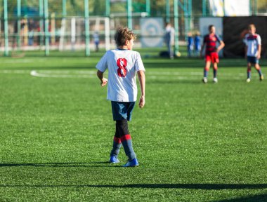 Futbol eğitim futbol çocuklar için. Çocuk, futbol topları sürüyor. Genç futbolcular maça ve Kick futbol topu oyunda. Eğitim, aktif yaşam tarzı, spor, çocuk aktivite konsepti