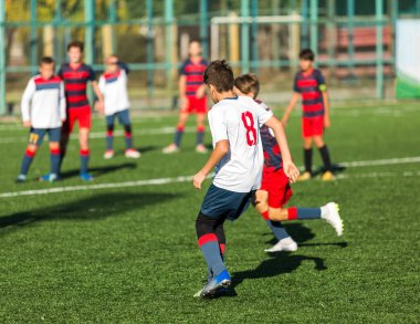 Futbol eğitim futbol çocuklar için. Çocuk, futbol topları sürüyor. Genç futbolcular maça ve Kick futbol topu oyunda. Eğitim, aktif yaşam tarzı, spor, çocuk aktivite konsepti